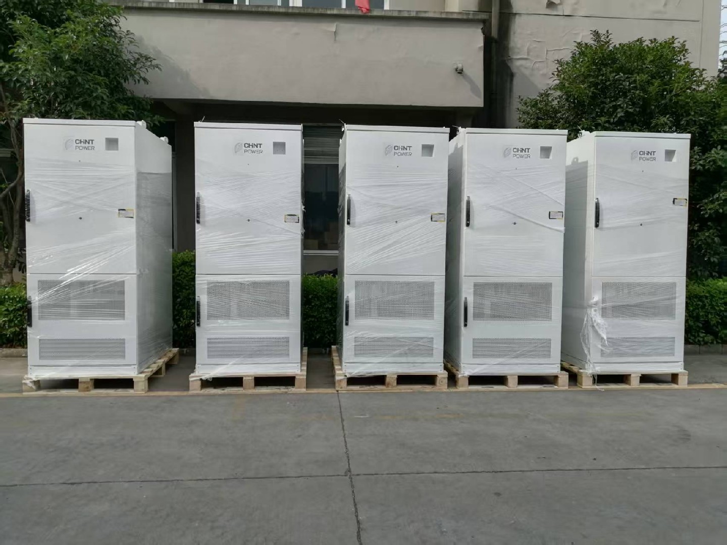 出口海外儲能柜批量出貨.jpg